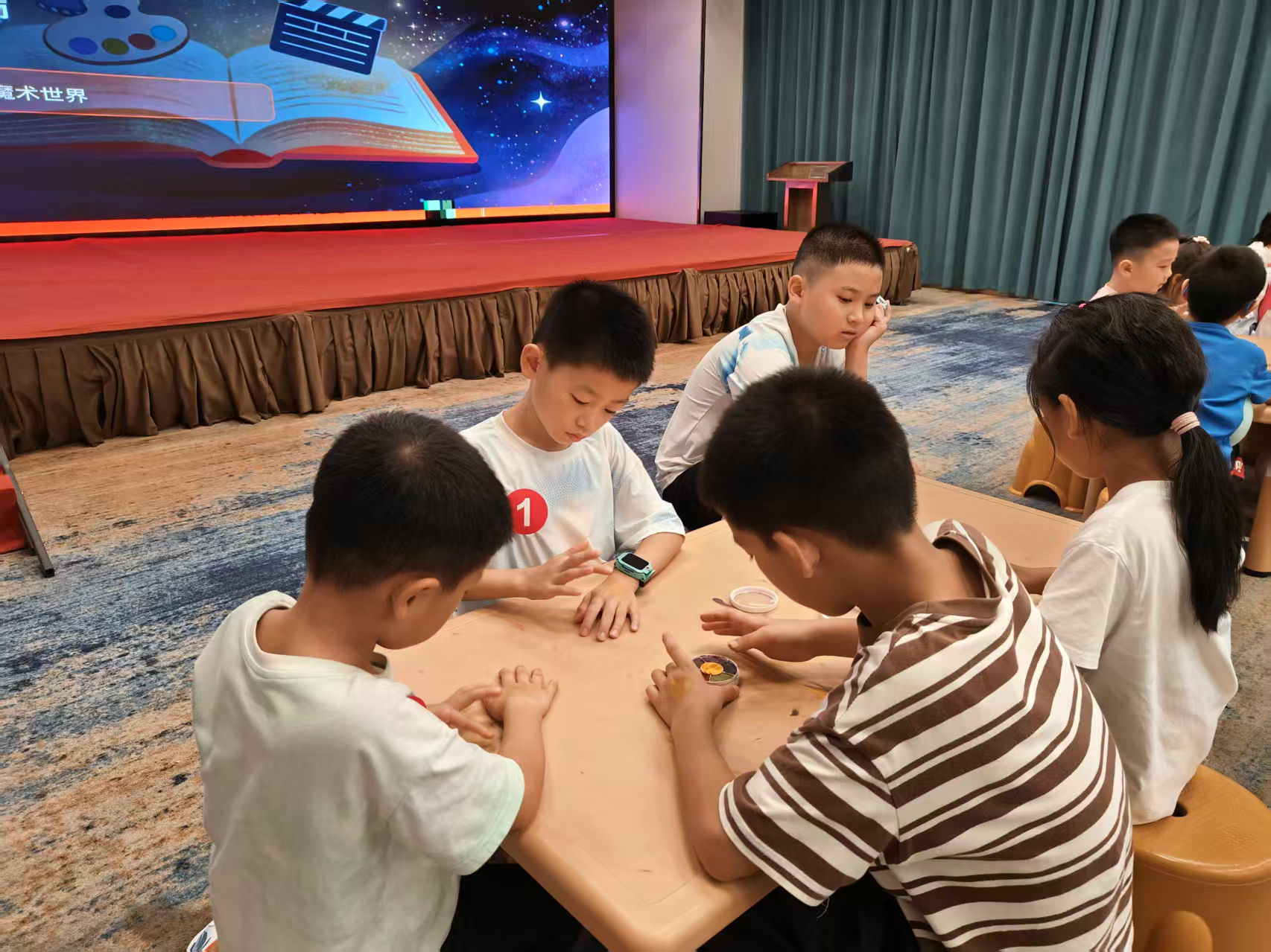 “为职工带娃”有新意——西乡中心工联会夏令营带孩子们走进电影“幕后”