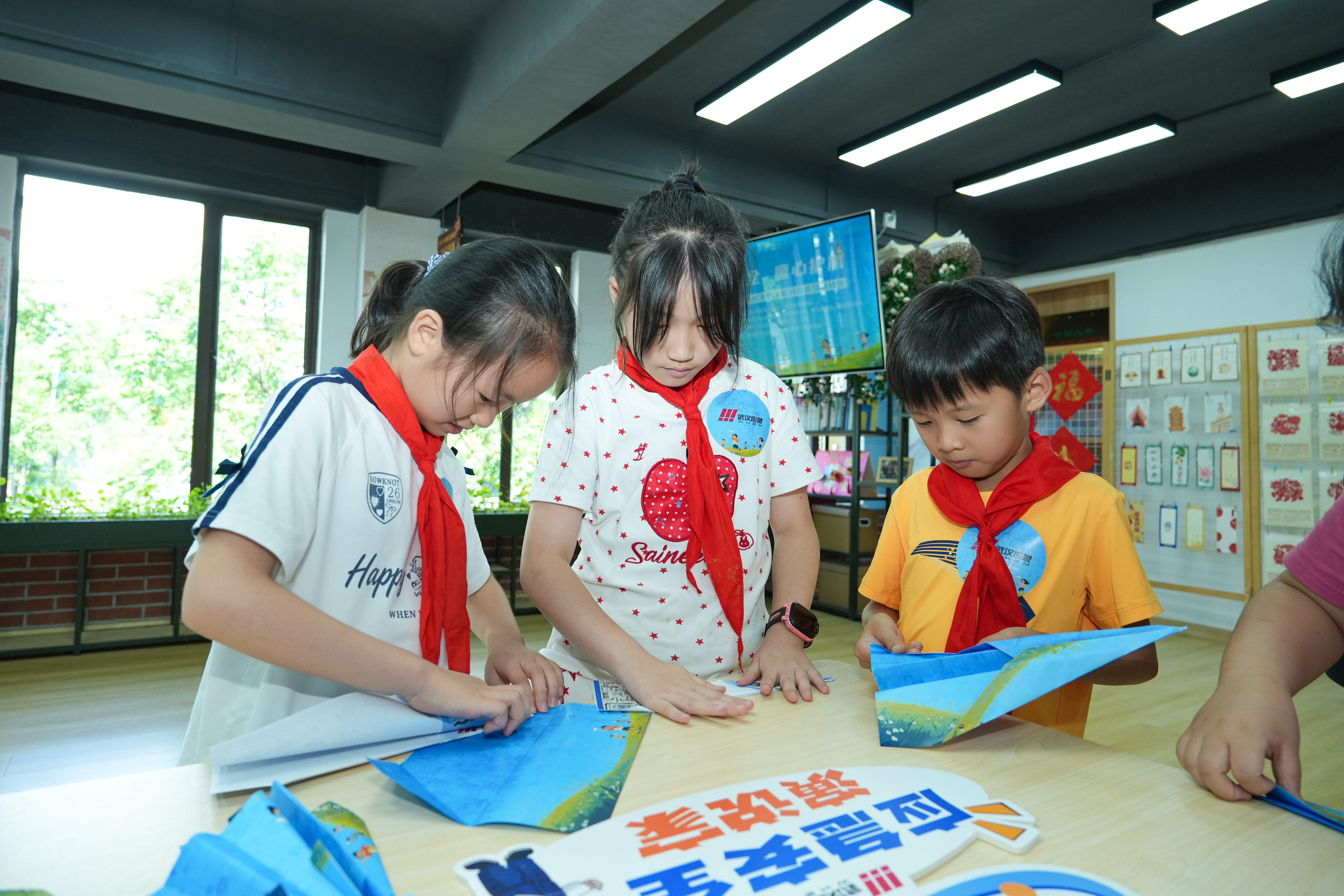 2026年武汉市应急纸飞机科普直播活动走进社区 解锁趣味应急安全课堂