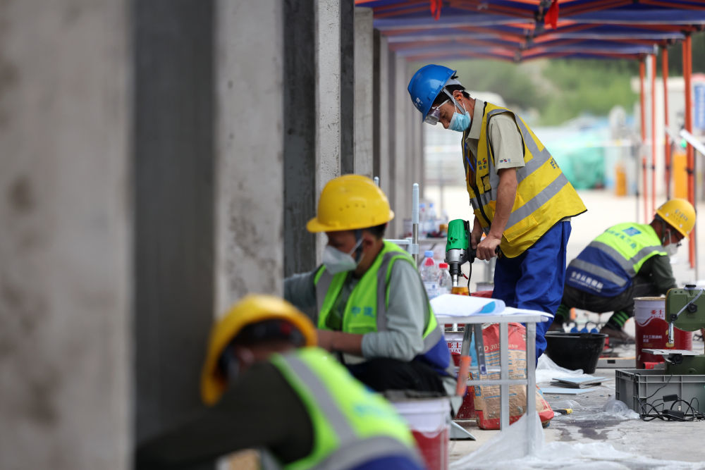 7月30日,陕西建工装饰集团参赛选手刘建妮(右二)在装饰装修工决赛中。
