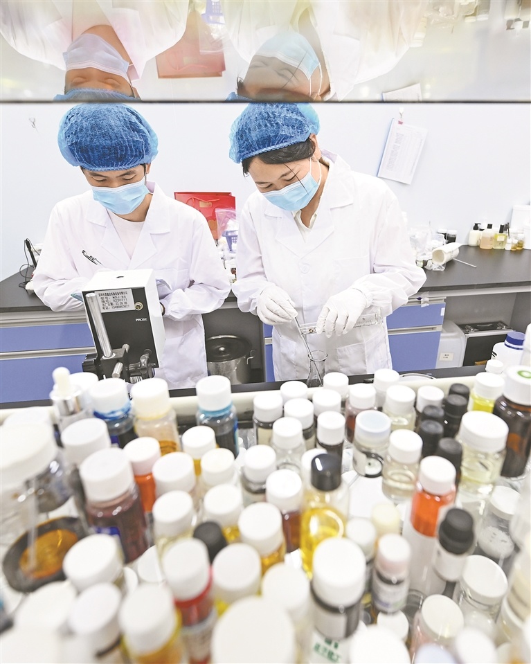 江西润和香料有限公司的技术人员在对公司研发的香水香料产品进行检测。