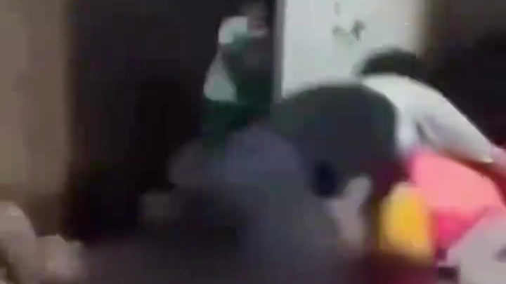 印度男子在祖母火化时抱住遗体钻入焚尸炉，吓坏工作人员