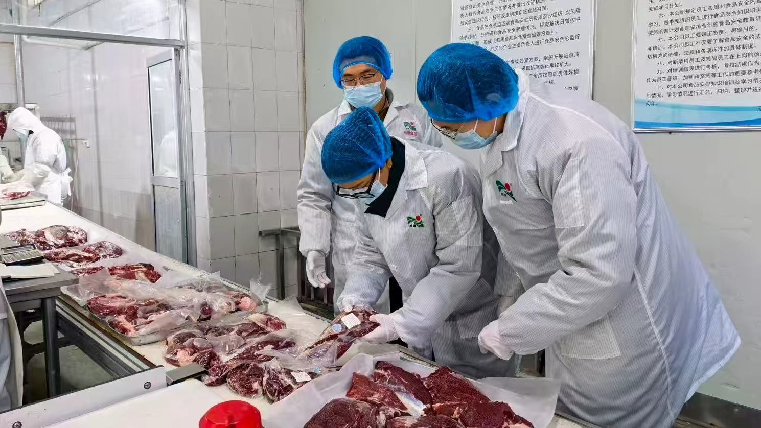 兰州海关所属平凉海关关员对出口冰鲜牛腩开展现场监管