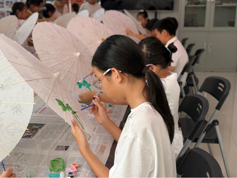 桃源社区开展“烟雨江南，执伞绘梦”油纸伞彩绘DIY活动