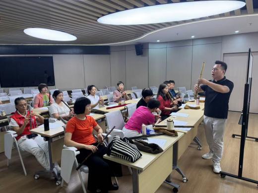 “我是户外活动爱好者,可以教孩子们玩游戏。”
