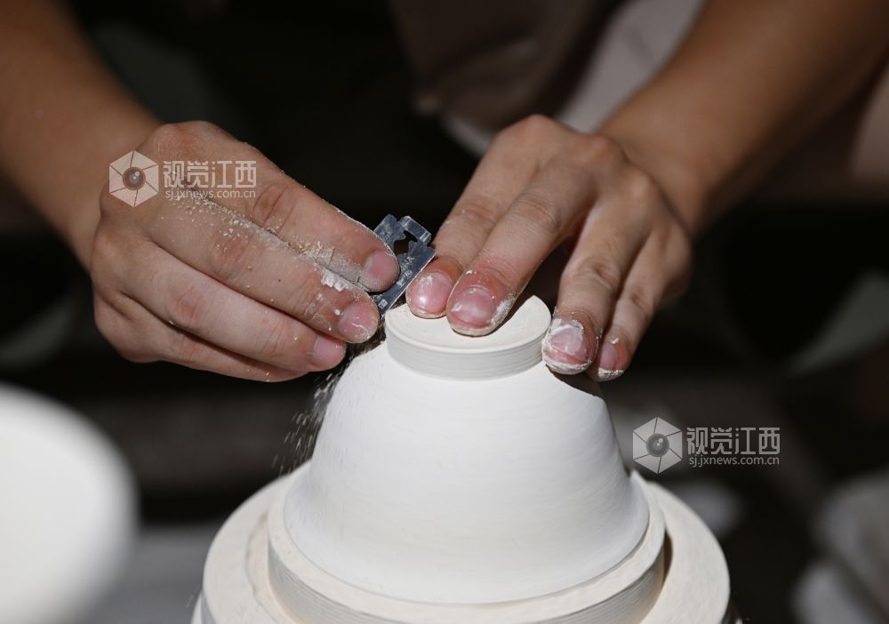 7月25日，陶瓷匠人正在利坯。