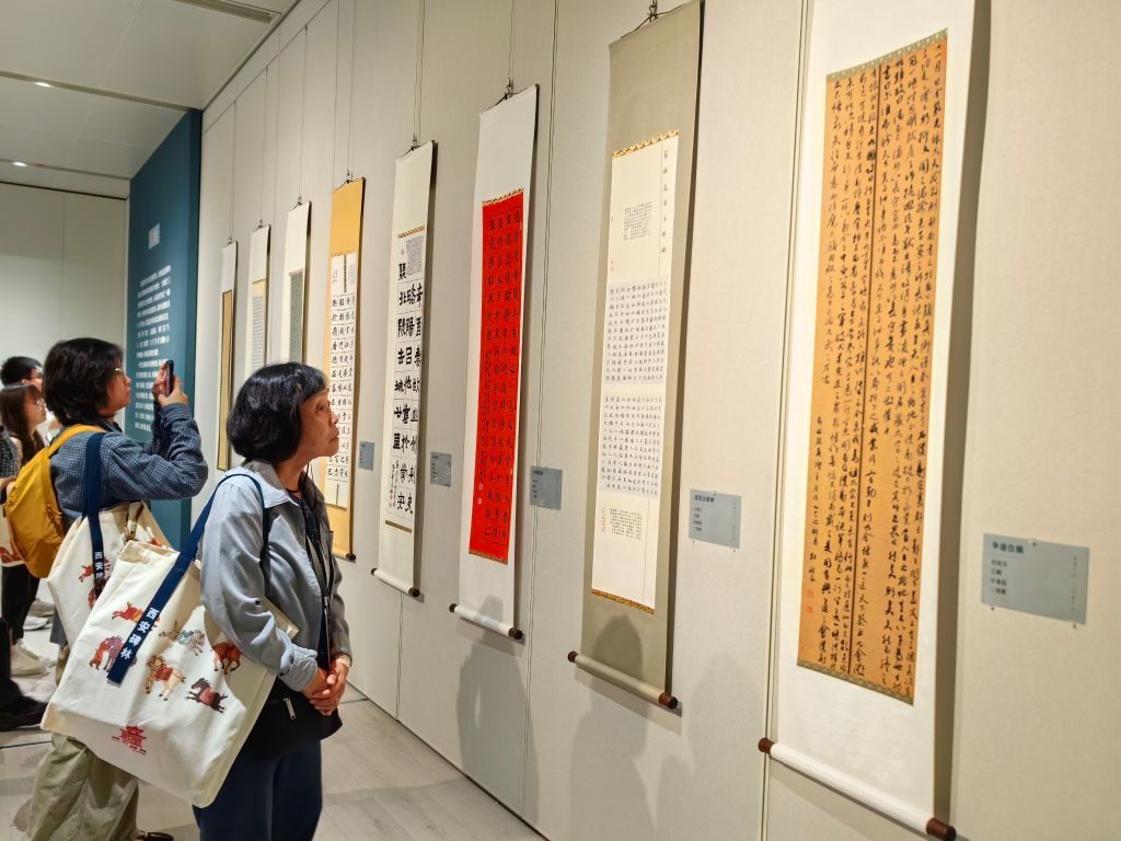 8月5日,观众在西安碑林博物馆参观西安碑林海峡两岸临书展(2025-2026)。新华社记者 张思洁 摄