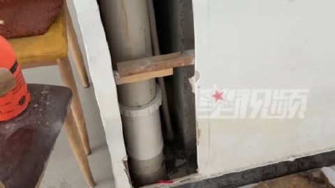 【#夫妻拆3层楼下水管救出2只幼犬#】8月4日，江苏。4只幼犬不慎坠