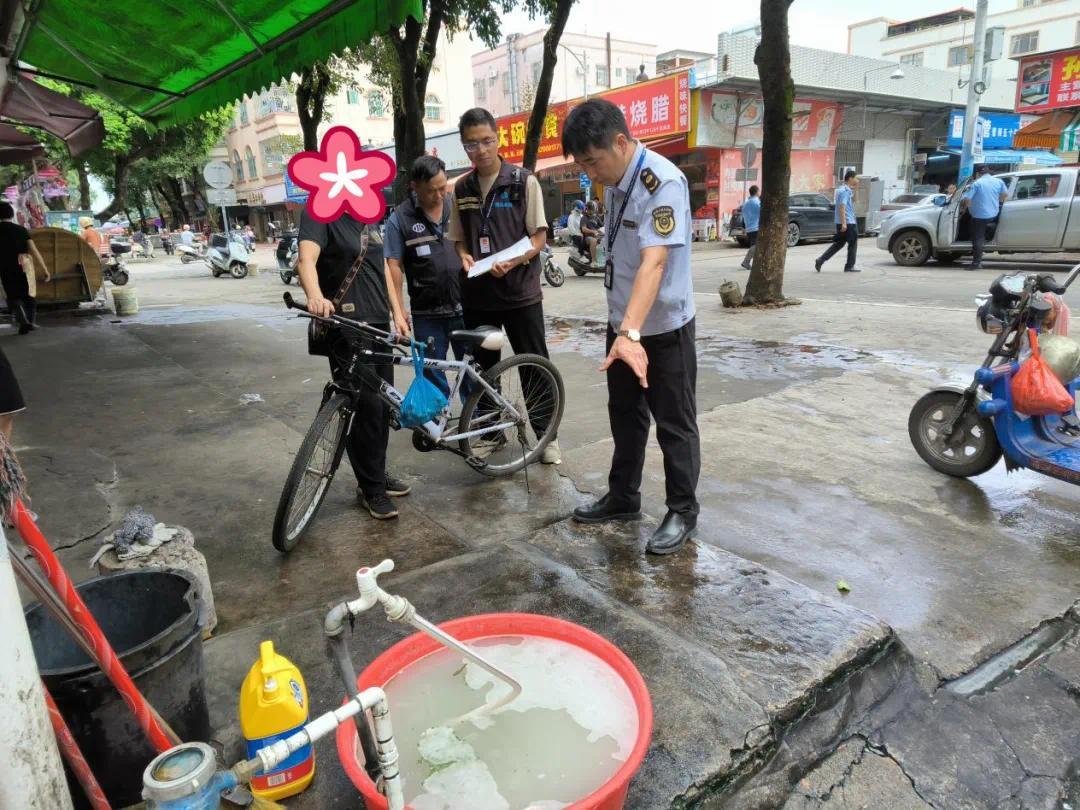 油污直排雨水管网,污染泵站水体 中山民众两家商户违规排水被查处