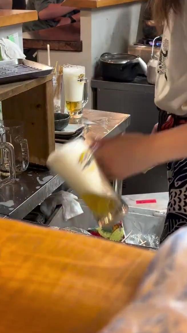 福冈一家餐厅清洗啤酒杯，没想到日本会这样