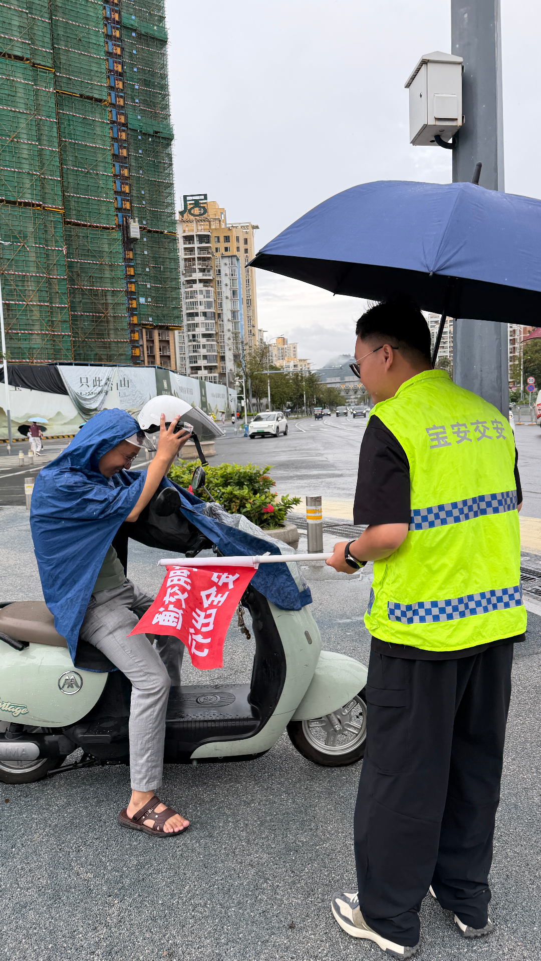 阴雨天气守秩序 桃源社区开展路口电动车安全劝导治理