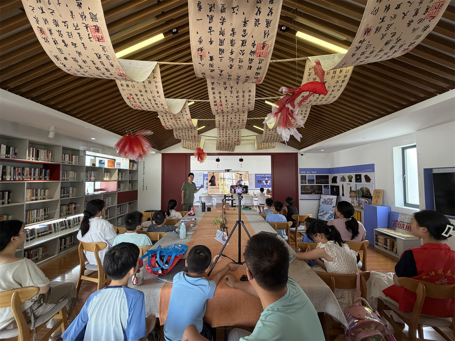 书香润童心 拥军筑初心|咸笈农家书屋开展“八一”建军节亲子阅读活动