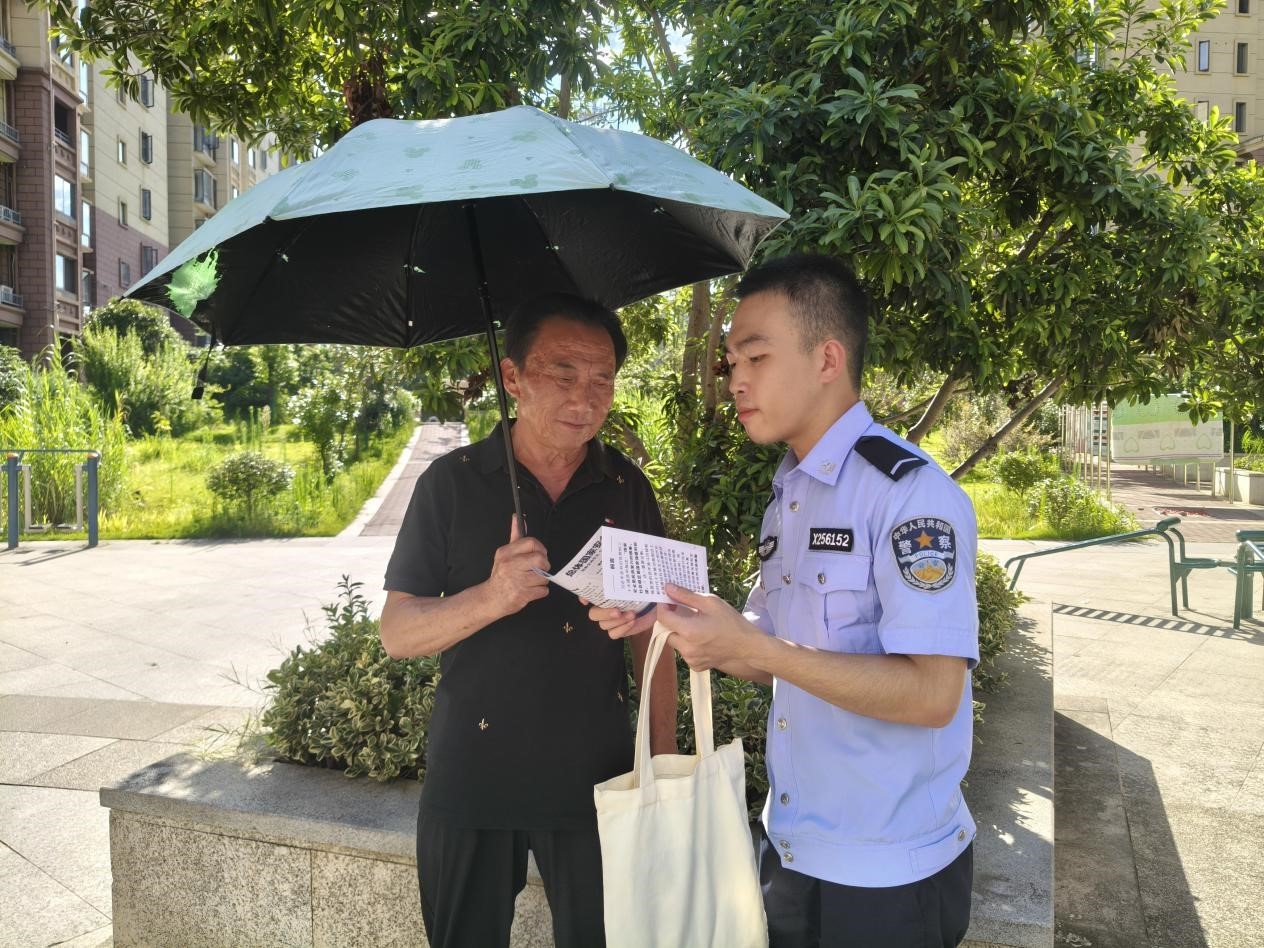 图为实践团成员在社区开展反诈宣讲。肖小美 供图