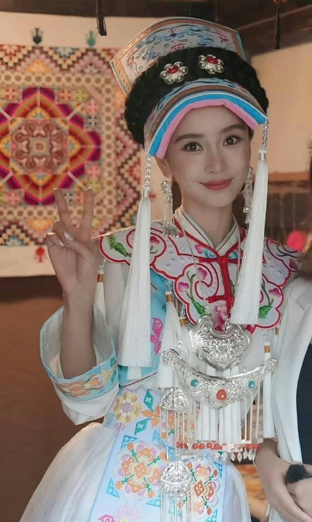 Baby与工作人员合照暖心比耶。