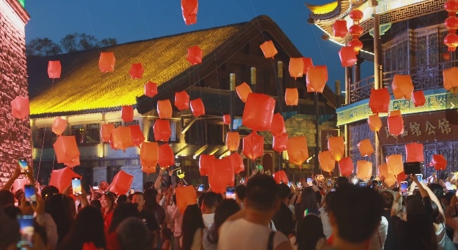 好戏连台，200余场演绎人潮涌动