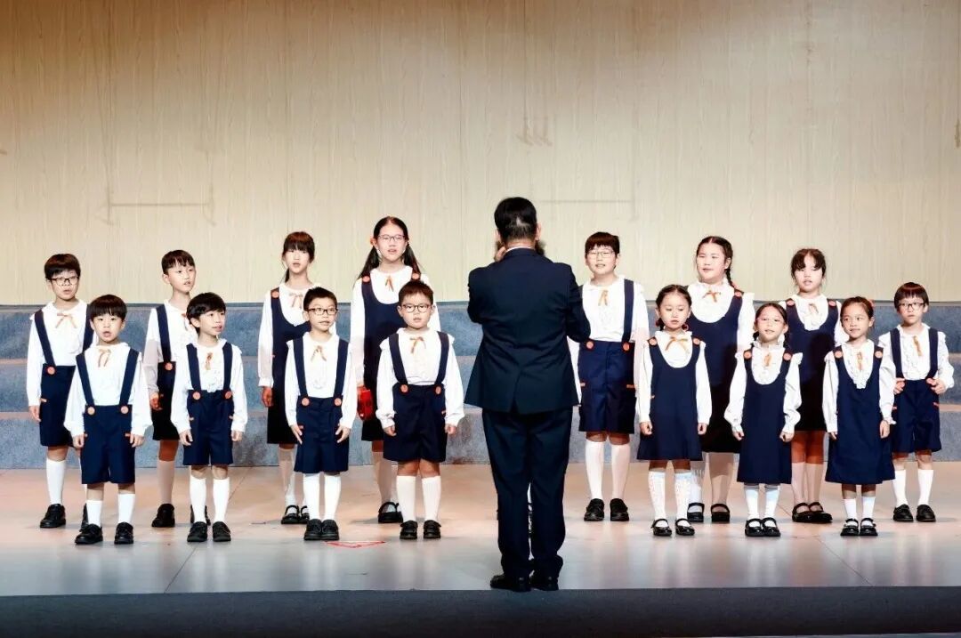 香港屯门儿童合唱团演唱作品《世界真细小》