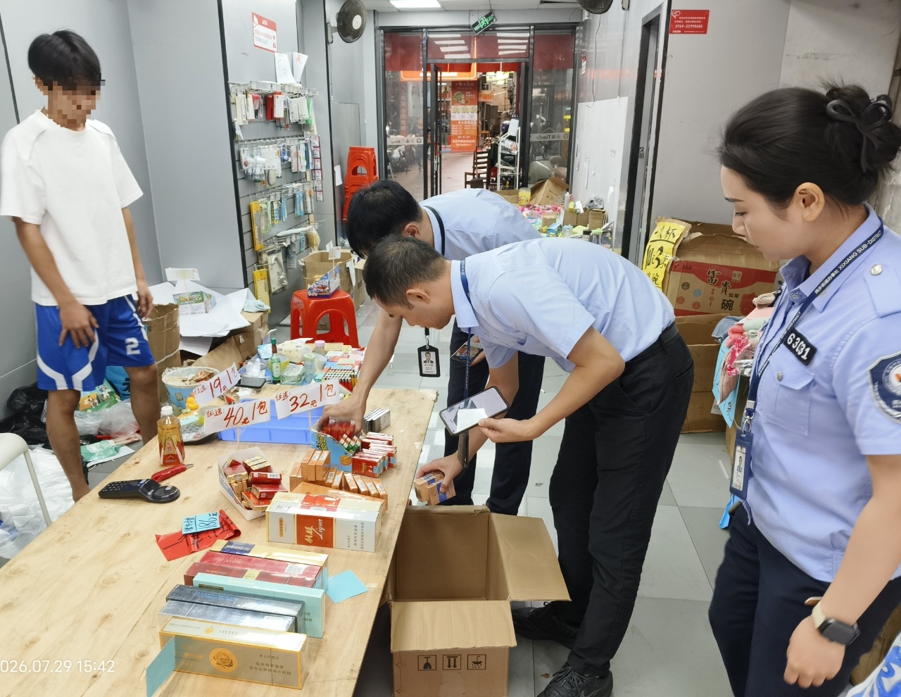 倒闭便利店暗藏玄机 西乡网格员火眼金睛协助查获假烟11条