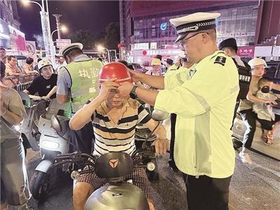 近日，珠山区交管大队全面启动暑期全天候交通管控模式，组织全体民警、辅警全员上岗，昼夜开展不佩戴安全头盔专项整治行动。 （周晓东 曾纯 摄）
