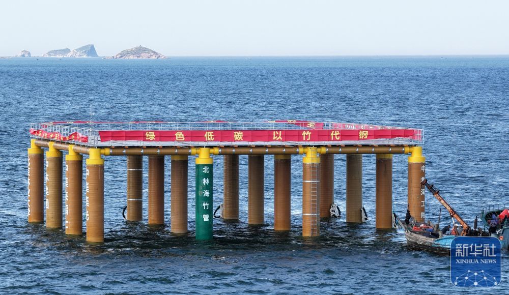 ↑ 8月1日,在山东烟台海上光伏实证检测基地,工作人员在安装“集林二号”竹基海上光伏平台(无人机照片)。新华社发(唐克摄)