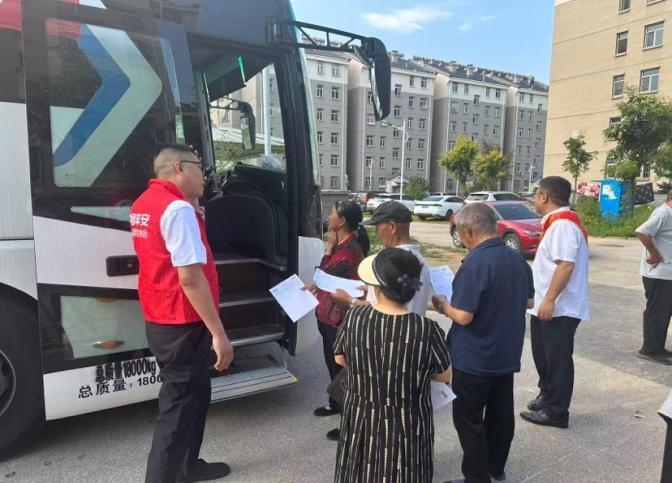8月5日 活动志愿者和负责人在组织村民有序参加义诊