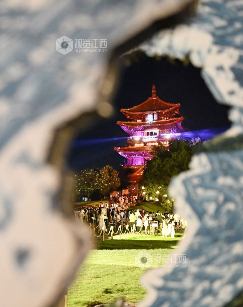 7月25日，景德镇陶阳里历史文化街区龙珠阁灯光璀璨，大批游客赶来参加陶阳庙会，共享“景德镇手工瓷业遗存”申遗成功的喜悦。