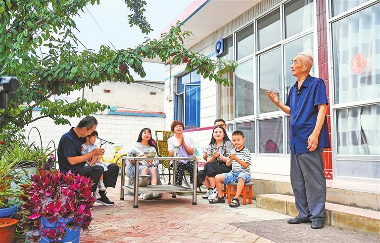 陆孝兰在自家小院唱起兰州鼓子