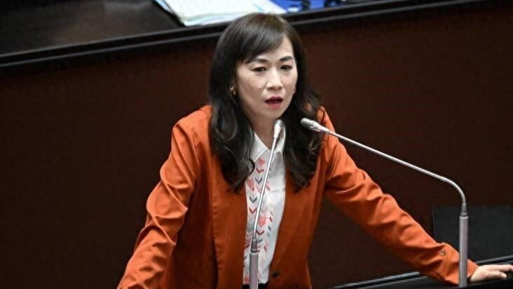 林宜瑾审预算情绪失控拍桌砸人，侯汉廷呛：贪污犯凭什么审预算