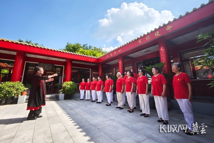 唐山市祥富里社区居民正在演唱《祥富里,我们热爱你》。长城网·冀云客户端记者 宋建军 摄