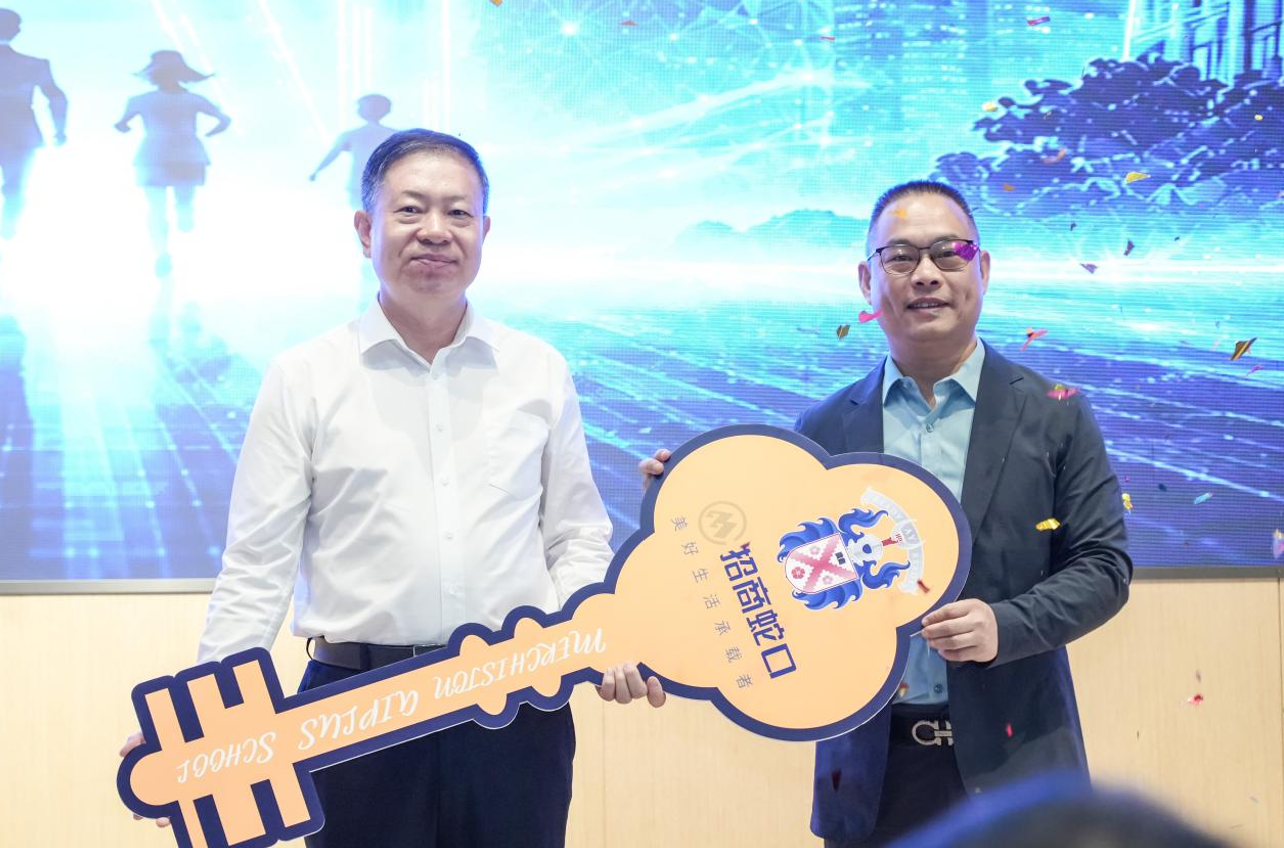 深圳曼校代表(左)在交接仪式上完成钥匙接收