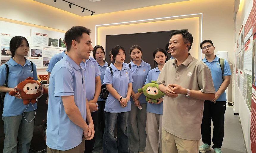 江西科技学院“赣马扬鞭&middot;远疆寻梦”实践队在沙漠深处读懂“红枣精神”