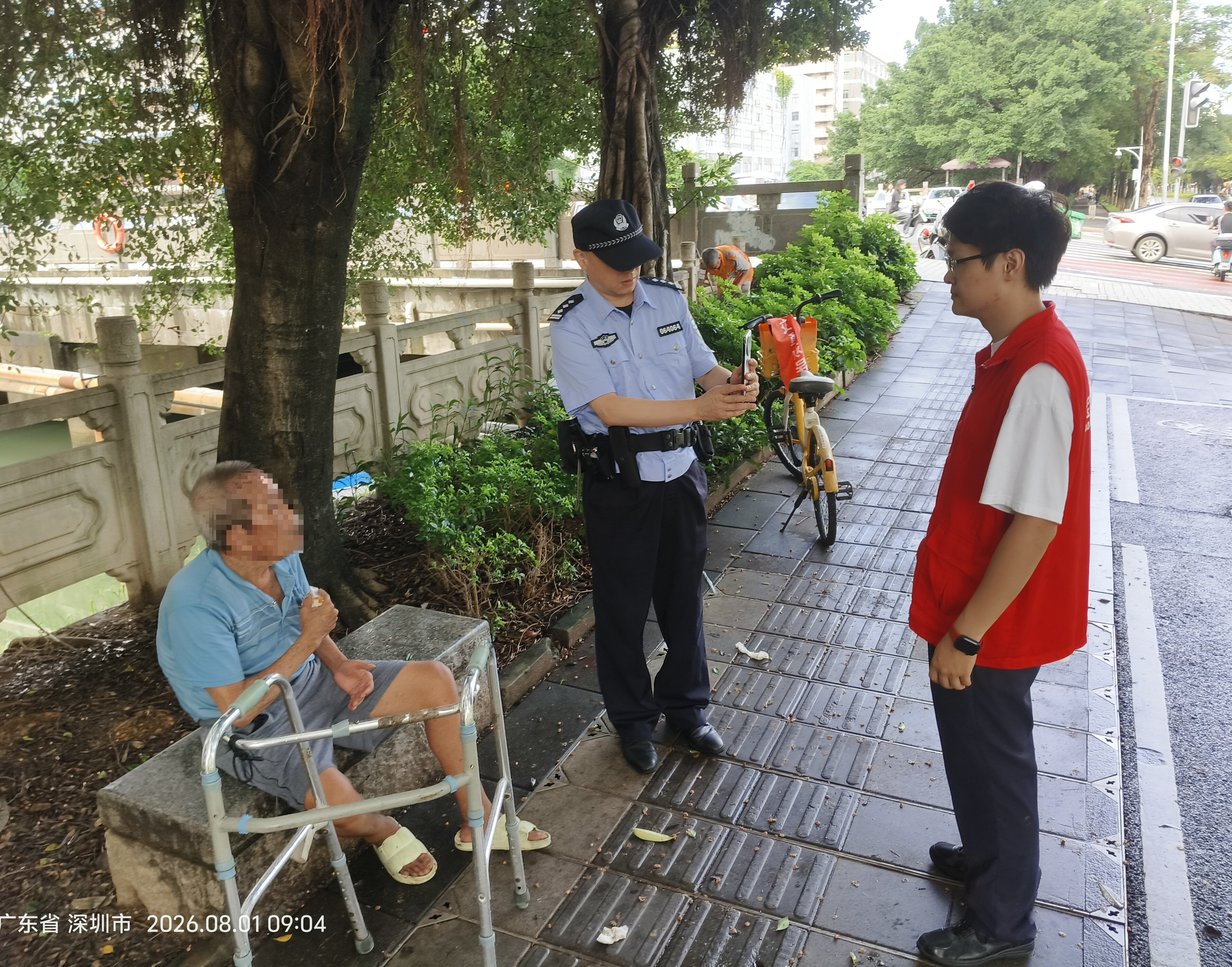 八旬老人早高峰走失 西乡网格员暖心护送回家