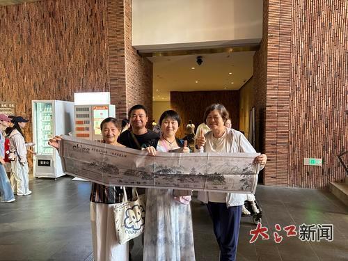 江南都市报八连版手绘中国画长卷特刊获游客盛赞