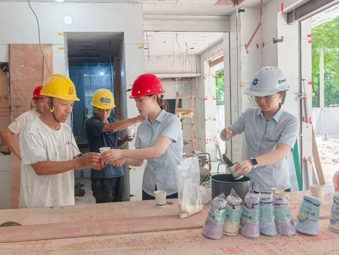 图1 支行员工给建筑工人送绿豆汤