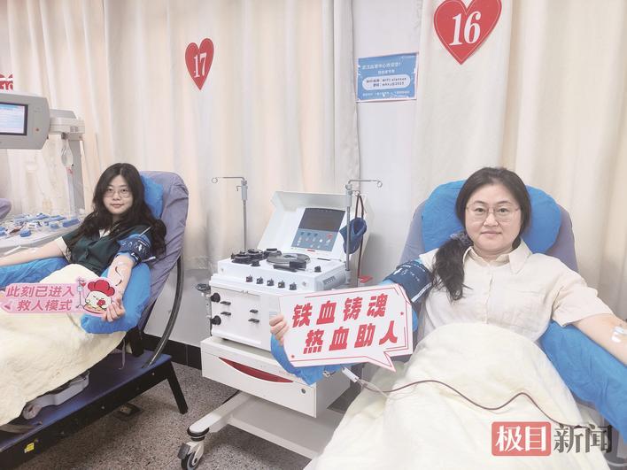 退役军人王小丽(右)和女儿章王子涵一同献血 通讯员肖莉娇摄