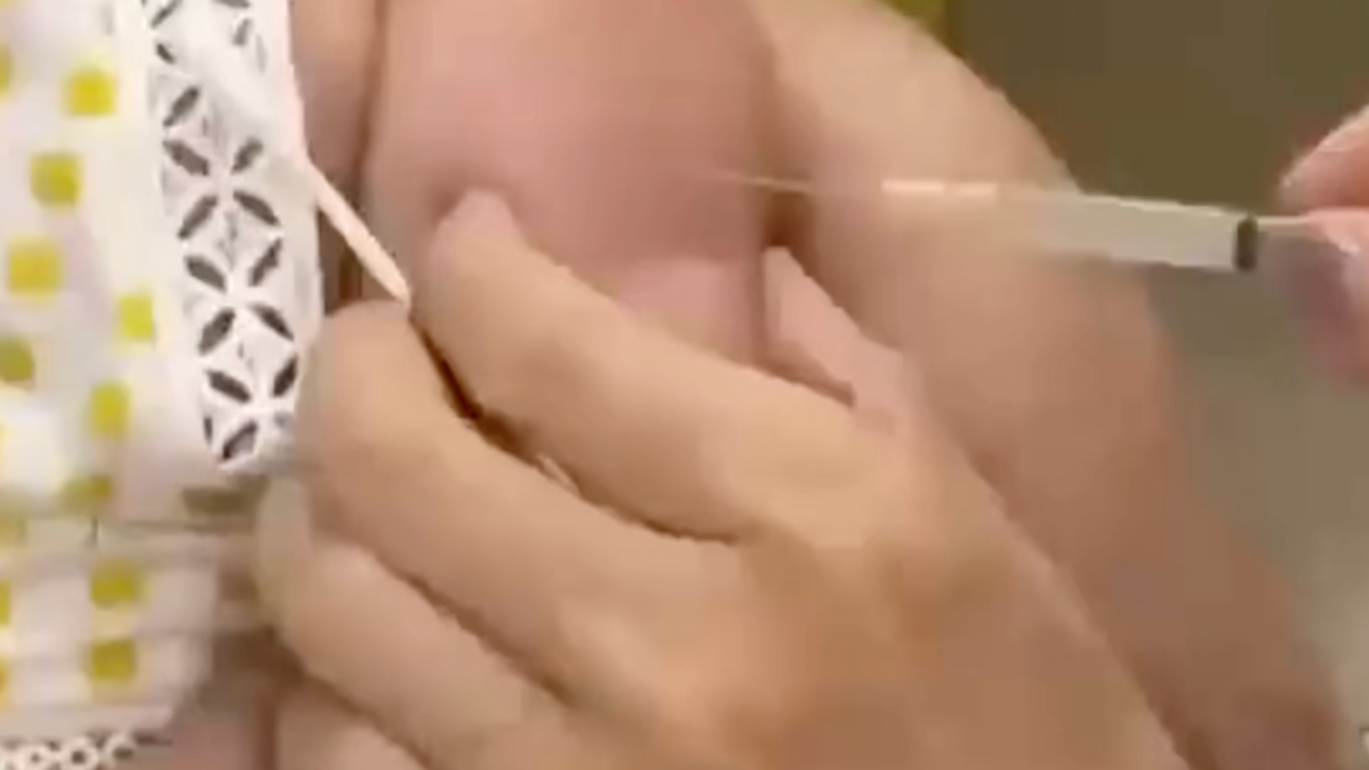 南京一护士为婴儿接种疫苗时佩戴饰物且指甲涂有甲油，扎针动作被指不专业，已被停职调岗