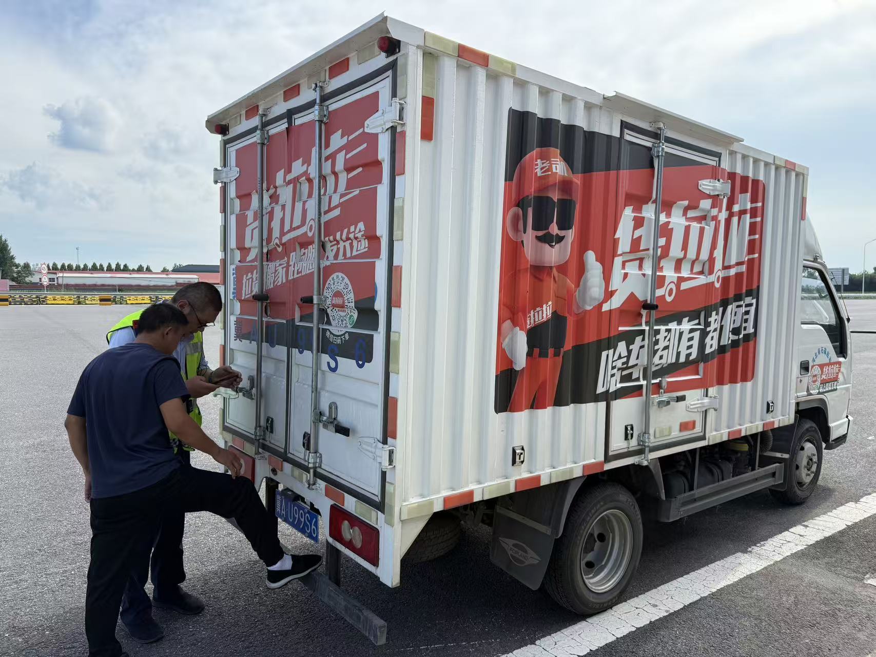 河北高速集团青银分公司宁晋东收费站:贴心服务助司机解决电子发票开具难题