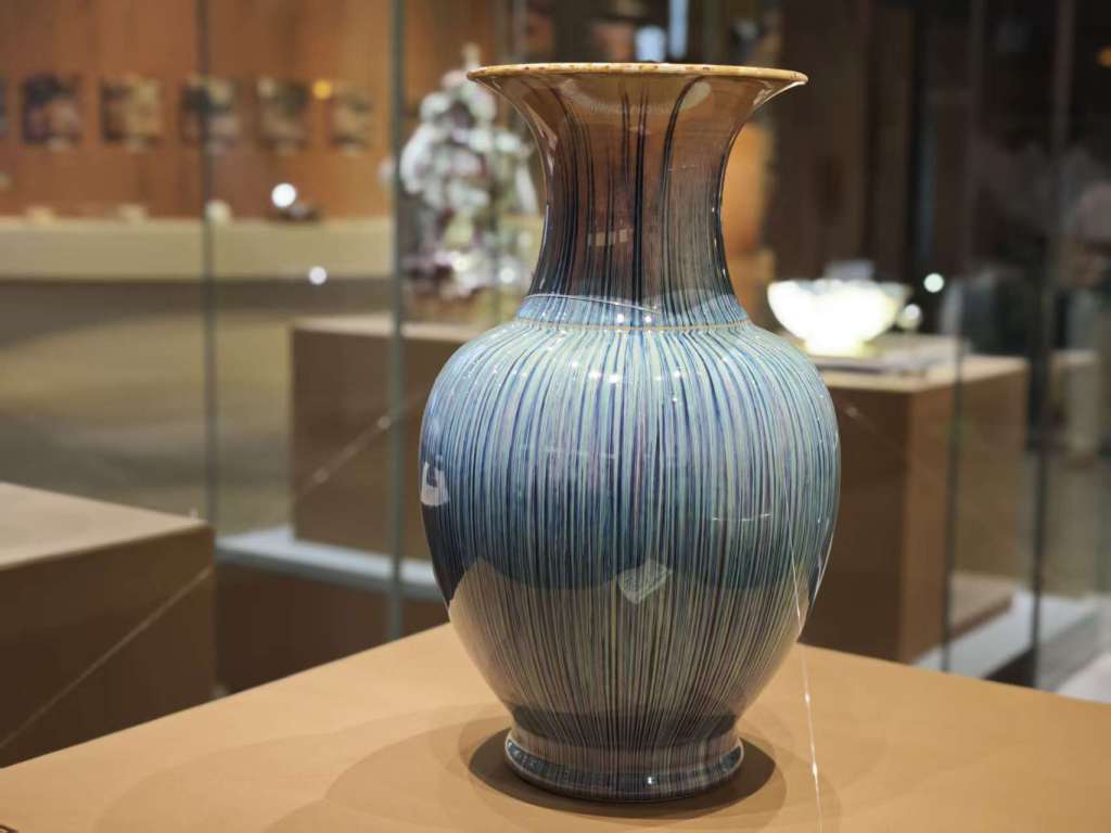 “天工人巧”仿清窑变花釉大瓶