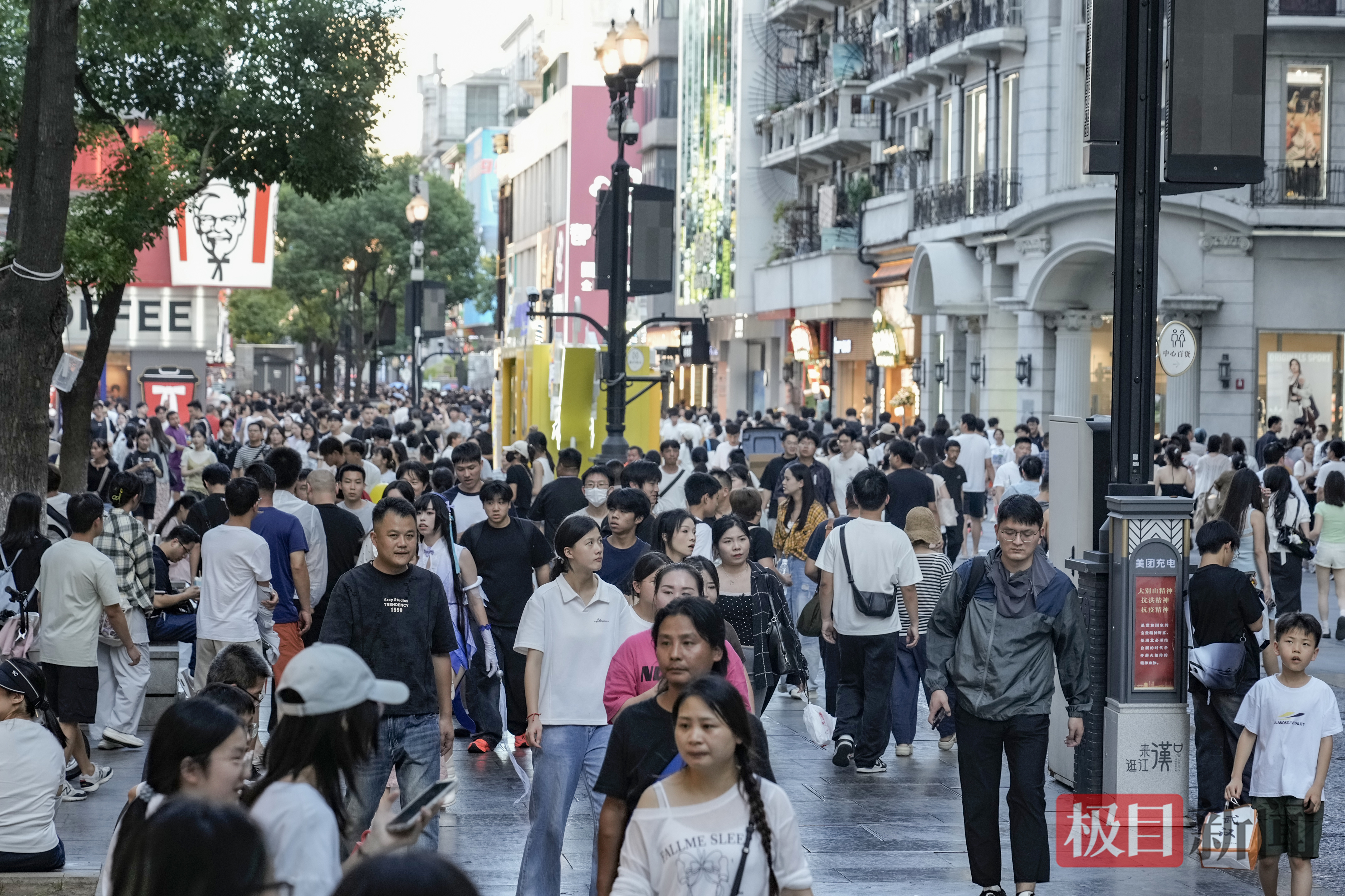 傍晚，江汉路变得熙熙攘攘