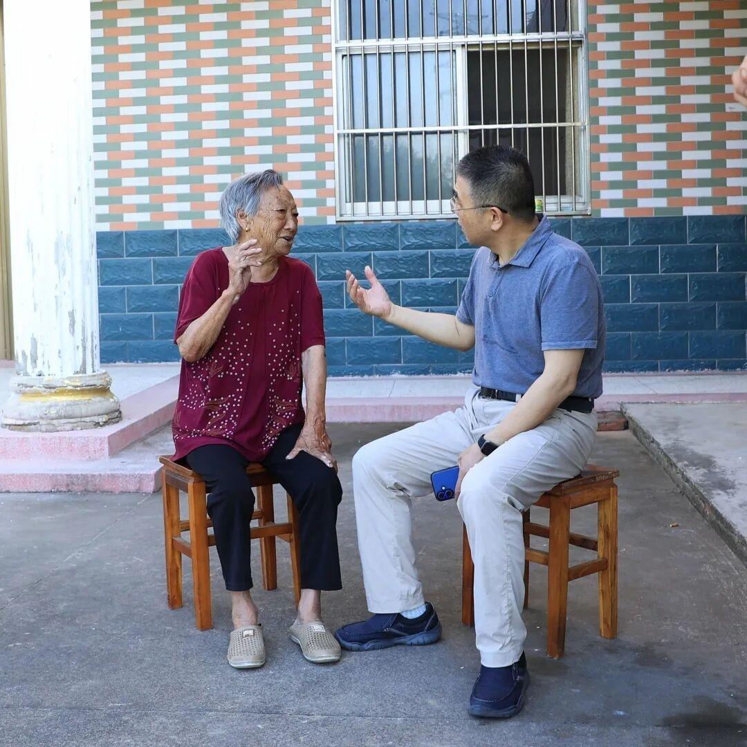 作者采访陈乔树烈士之女、前途二组居民陈秀莲