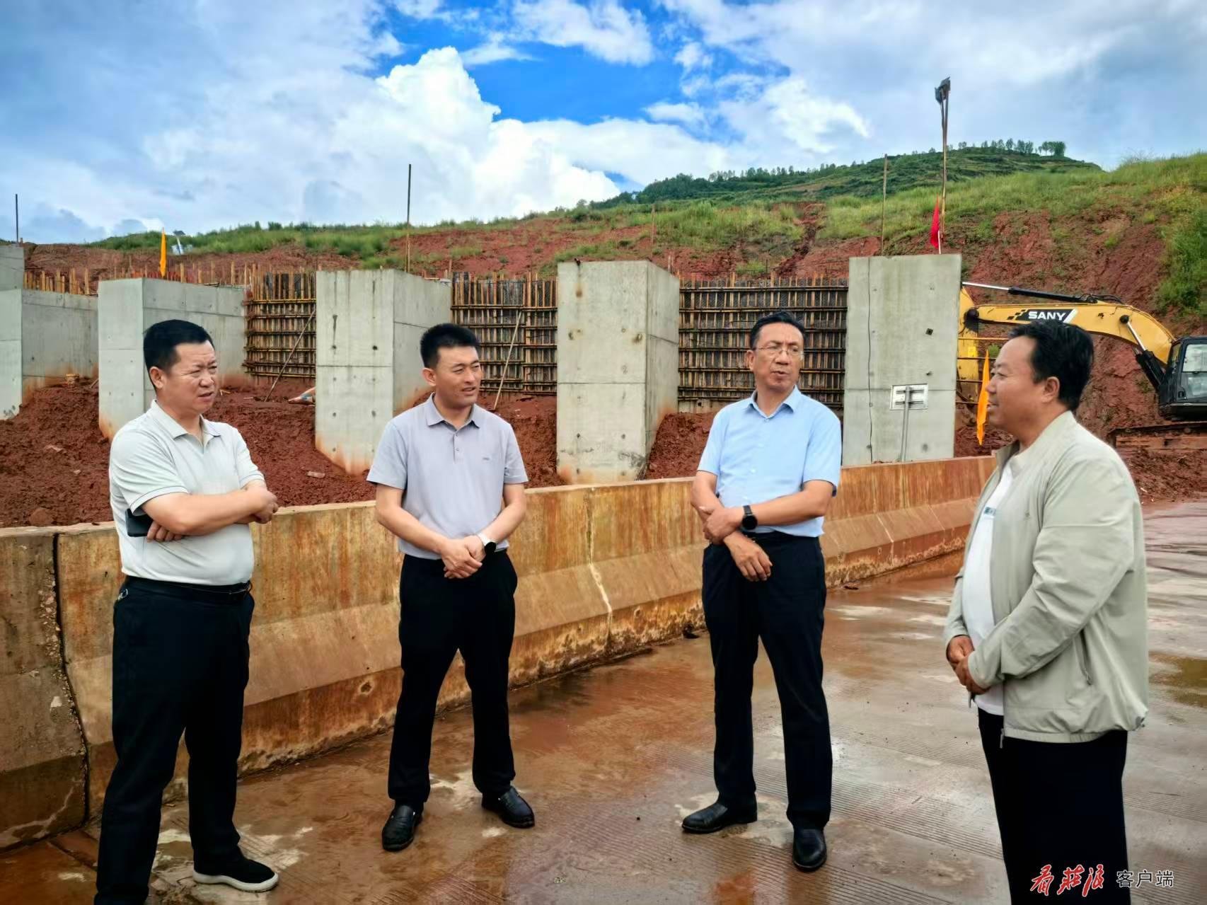 县委常委、副县长李安稳，县人大常委会副主任王向荣深入郑河乡督查防汛减灾工作