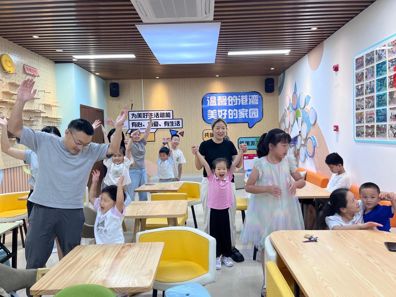图一：热身游戏火热开启，亲子家庭尽情互动，现场洋溢着轻松愉悦的氛围；