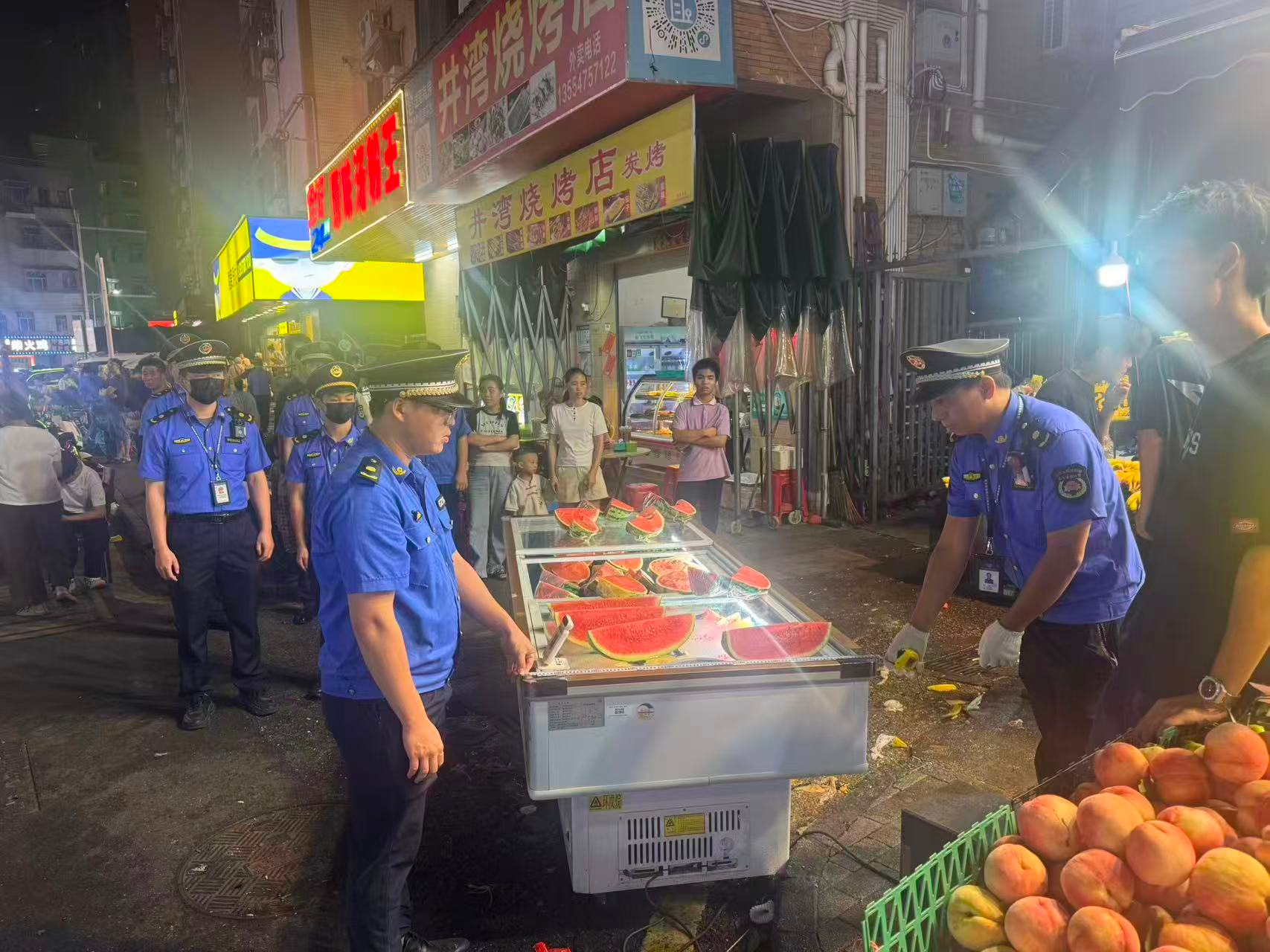阻乱象保畅通——西乡街道集中整治占道经营