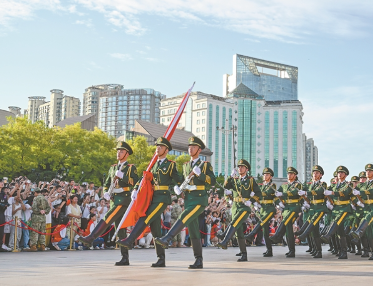 超10万人观礼南昌“八一”升国旗仪式