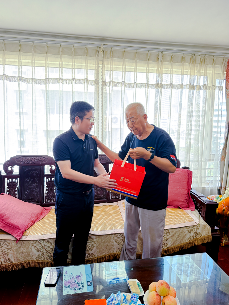 (副总裁张立顺代表逢时科技向原海军J21船老兵赠送逢时VIK营养慰问品)