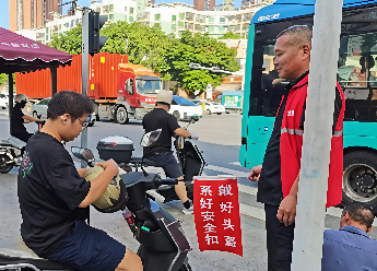 路口有“红哨”，共治暖人心——乐群社区物业联动文明劝导