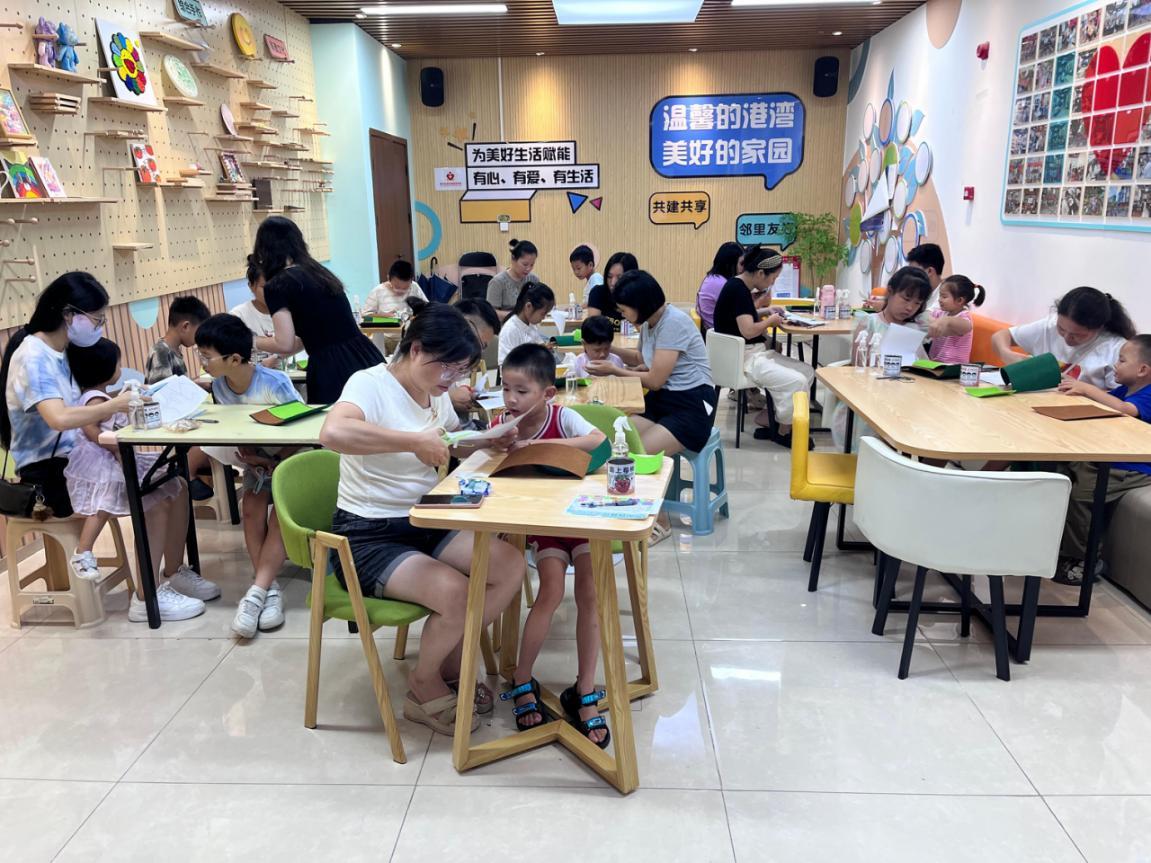 图二：亲子手作，家长化身“责任伙伴”，让责任教育融入互动细节；
