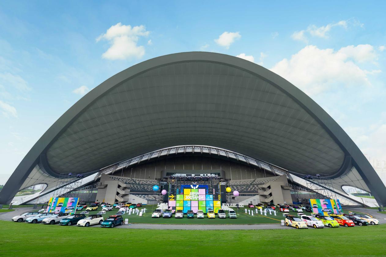 五菱代步车全球300万用户盛典燃动成都露天音乐公园
