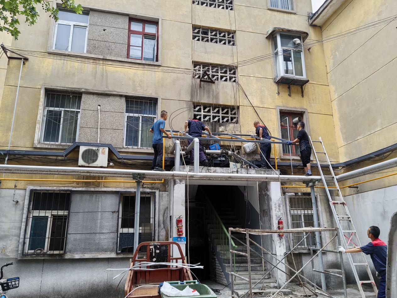 (宝十路42号院老旧小区改造单元雨棚安装)