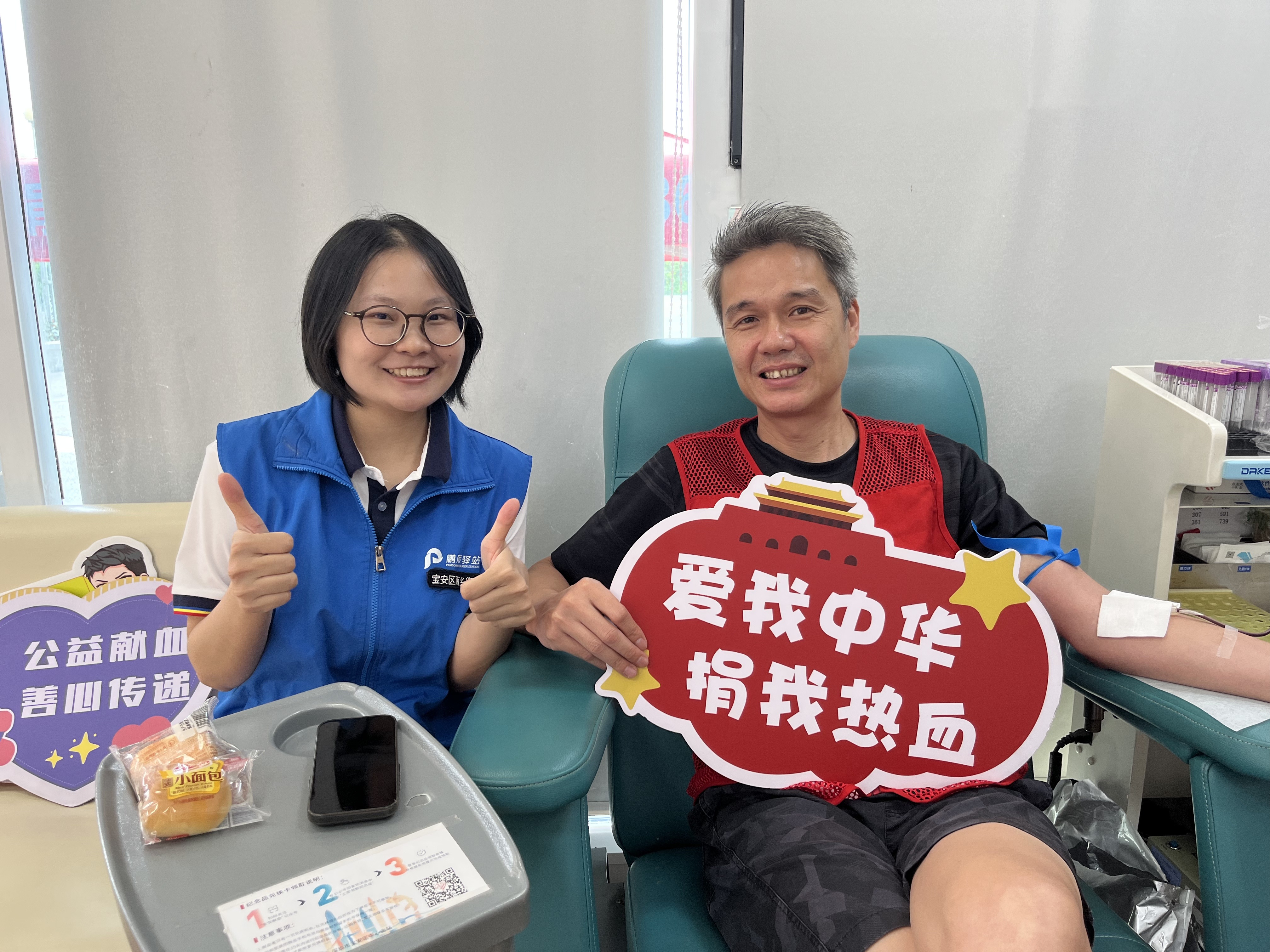 两大献血点同步高效运转，现场退伍军人身姿挺拨，踊跃报名，主动挽袖献血，以军人的赤诚践行“为人民服务”的初心使命！戒毒康复人员在禁毒社工与志愿者的全程陪伴与引导下，依次完成信息登记、健康体检、血液初筛、无偿献血等全流程，主动挽袖捐献热血。一位参与献血的戒毒康复人员表示，能够在八一建军节这个特殊的日子里参与无偿献血，既感到光荣又深有意义，希望能用自己的实际行动回报社会关爱，帮助更多有需要的人，也证明自己重归社会、奉献社会的坚定决心。禁毒社工及志愿者现场有序引导，广泛动员周边市民踊跃参与，工作人员耐心科普献血知识、提供暖心服务，保障活动安全顺畅、温馨有序。
