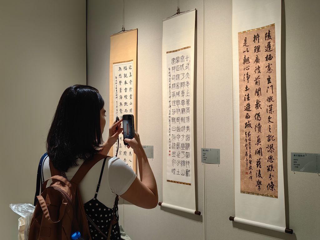 8月5日,观众在西安碑林博物馆参观西安碑林海峡两岸临书展(2025-2026)。新华社记者 张思洁 摄