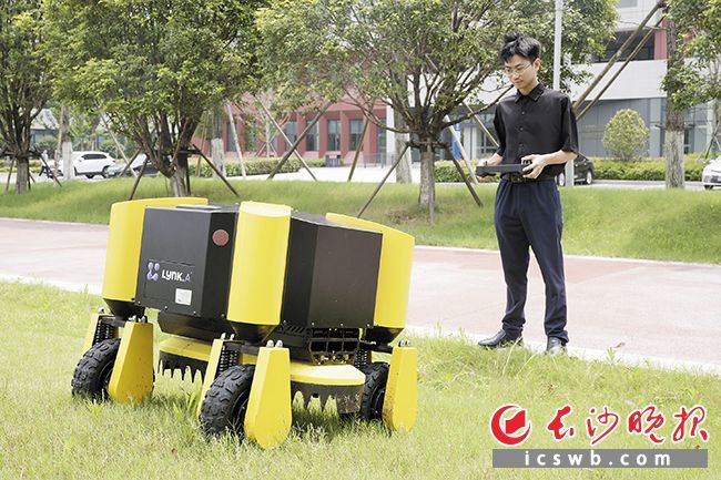 陈旭阳在操作智能无人割草机。 长沙晚报全媒体记者 尹昊天 摄